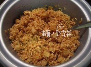 糯米350G加生抽200ml和足量清水（足以没过糯米量大约1cm）。
提前浸泡一夜（或者半天，至糯米充分吸水）后滤掉多余水分。
加入切好的芋艿，加油辣子1/2汤匙拌匀成米料备用。