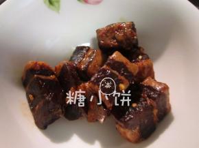 五花肉80G加复合酱油1/2杯、油辣子1茶匙和白砂糖1茶匙腌制一夜。
沥去多余的酱油汁，不想浪费这些料汁的话还可以腌别的东西。