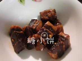 五花肉80G加复合酱油1/2杯、油辣子1茶匙和白砂糖1茶匙腌制一夜。
沥去多余的酱油汁，不想浪费这些料汁的话还可以腌别的东西。