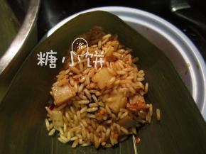 再填上米料，用勺子轻轻压实