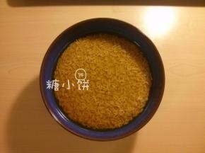 用泡香菇的水浸泡糯米，泡2-3个小时后沥去多余水分，加盐拌匀