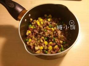 泡糯米的期间处理好配菜备用：
培根小火煸至肥肉部分微微有点透明，加香菇炒出香味，再加豌豆玉米炒匀
