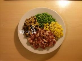 干香菇提前用清水泡软，挤掉多余水分（水不要倒掉），切丁。
培根也切丁备用。不用培根的话用腊肉或者腊肠都好。