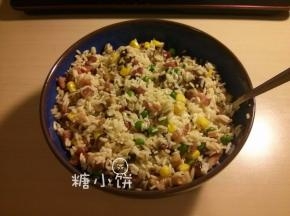 将炒好的配菜和泡好沥水的糯米拌匀