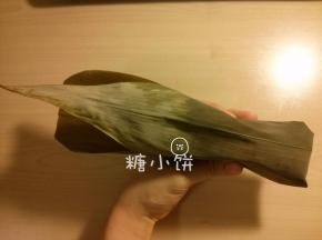 把下面的叶子翻折上来，用手捏住