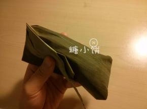 基本形状就出来了，用棉绳捆绑好，依次包完所有。
跟之前写过的2片交叠式包法不一样，这样一片也能包出龙舟形，叫它包法2吧