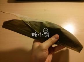 靠手捏把侧面整理成一个三角形面，此时顶面也是三角形面