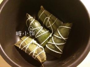 放入高压锅内，加水至没过粽子。上汽后压30分钟，自然放气后开盖。