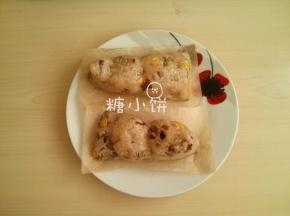 剥开以后的样子，成品图日光直射有些偏黄，实际颜色以这张为准。
是有一点微微的黄色，不是很重的颜色也不发白，主要是香菇水的颜色。