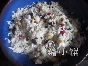 豆、绿豆、黄豆、红腰豆、花生和黑米提前泡软后沥去多余水分备用。红枣可泡可不泡，染色厉害的（比如说黑米）分开泡、泡好以后沥去多余水分就不会很容易混色，如果不介意混色的话一起泡了也无所谓。花生我用的是红衣花生，泡软之后把那层衣给剥掉了，如果不为了去衣的话可以不用浸泡。糯米也提前泡软沥去多余水分。取2杯（1杯=240ML）泡好的糯米加上泡好的各种杂粮还有2汤匙白砂糖拌匀。如果想要豆类的口感更软的话可以提前煮软了之后再跟糯米混合在一起。
