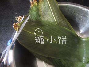 干粽叶用清水泡软，刷洗干净，剪掉较硬的叶梗部分，煮3-5分钟备用。
我感觉做锥形粽子的话粽叶要选宽的那种比较适合，如果叶片不够宽的话，可以两张横着叠起来加宽