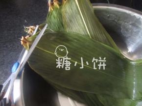 干粽叶用清水泡软，刷洗干净，剪掉较硬的叶梗部分，煮3-5分钟备用。
我感觉做锥形粽子的话粽叶要选宽的那种比较适合，如果叶片不够宽的话，可以两张横着叠起来加宽