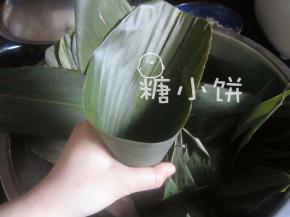 如图示卷成一个深的锥形，跟之前写过的包法一样要在底部弄一个褶，这样不漏米