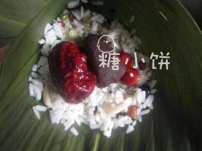 每一只加1颗红枣和1/2汤匙红豆沙