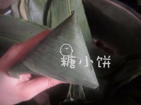 这时候顶面看还是刚才那个三角形的样子
全部包好以后电高压锅30-40分钟煮熟即可~自然放气后再开盖