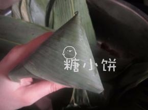 这时候顶面看还是刚才那个三角形的样子
全部包好以后电高压锅30-40分钟煮熟即可~自然放气后再开盖