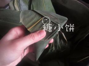 再把那部分剩余的叶片包下来就行了，棉绳扎好