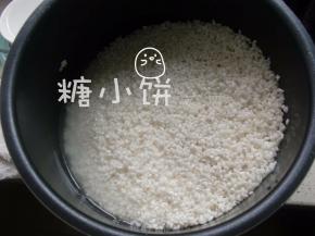 [准备白米粽]糯米用足量清水浸泡半天，至充分吸水后沥去多余水分备用