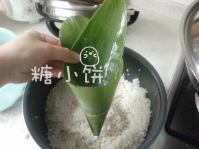 取一张粽叶，折成漏斗形