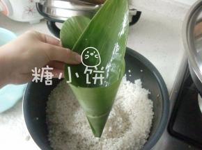 取一张粽叶，折成漏斗形