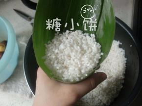 填米，用勺子轻轻压实，不用太大力压，没那么大仇