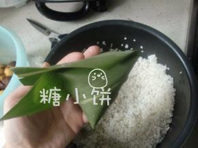 然后把剩余叶片部分翻折过来包住。
包得短胖一点就近似正四边体，包得细长一点就是龙舟形。
熟练了不用特意做步骤6，叶片包过来的时候顺势把形状整理一下就好。