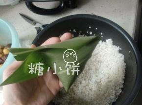 然后把剩余叶片部分翻折过来包住。
包得短胖一点就近似正四边体，包得细长一点就是龙舟形。
熟练了不用特意做步骤6，叶片包过来的时候顺势把形状整理一下就好。