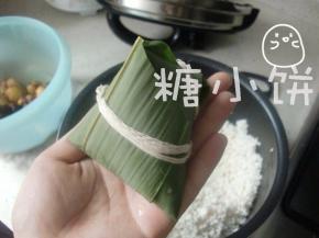 多余的一点叶片可以剪掉也可以再沿着边折下来，用棉绳捆好。
全部包好以后放入高压锅中，加清水至没过所有粽子。
大火烧至高压锅上汽后转中小火（如果是电高压锅的话不用调整）压30分钟。