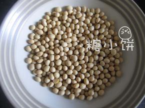[准备调味料]因为我买不到黄豆面！所以只能自制o(╯□╰)o
方法是干黄豆洗净，不泡软，直接微波炉叮3-5分钟，成品口感基本上是脆硬的但是很香。
硬没关系又不直接啃，只想弄熟而已。烤箱烤熟的方法我觉得也靠谱，就是时间长。