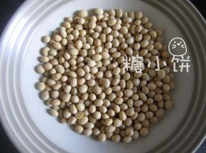[准备调味料]因为我买不到黄豆面！所以只能自制o(╯□╰)o
方法是干黄豆洗净，不泡软，直接微波炉叮3-5分钟，成品口感基本上是脆硬的但是很香。
硬没关系又不直接啃，只想弄熟而已。烤箱烤熟的方法我觉得也靠谱，就是时间长。