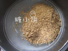 然后搅拌机磨碎。我都懒得吐槽我的搅拌机了，总之图真相，磨、不、碎！