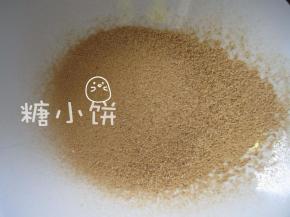 那么就过筛一遍得到熟黄豆粉。大颗粒的那部分我直接啃了当磨牙了o(╯□╰)o