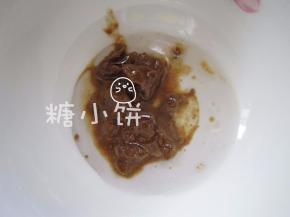 芝麻酱分次加水化开，这是原始的样子，块状