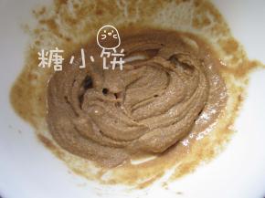 少量多次地加入热水，不要一次加大量，那样不容易搅开。
每加一次都搅匀，这样搅成浓稠的糊状。