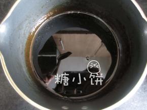 煮糖浆，红糖加大约100ML水煮开，煮煮煮至红糖浆比较浓稠就行