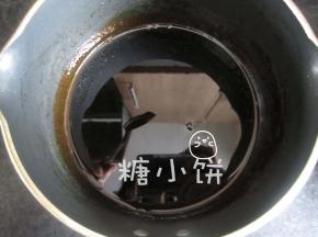 煮糖浆，红糖加大约100ML水煮开，煮煮煮至红糖浆比较浓稠就行