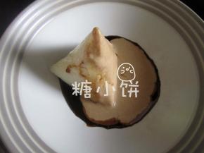 组合：白米粽剥开，浇上红糖浆和芝麻酱稍拌一下（不搅匀），再撒上黄豆面即可