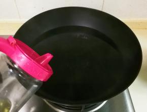 烧开半锅水，滴几滴食用油，一勺盐