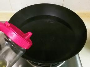 烧开半锅水，滴几滴食用油，一勺盐