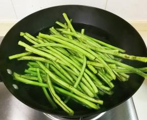 放入豇豆焯水，烧开继续烧一分钟