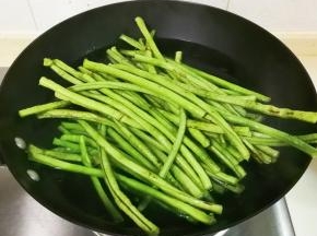 放入豇豆焯水，烧开继续烧一分钟