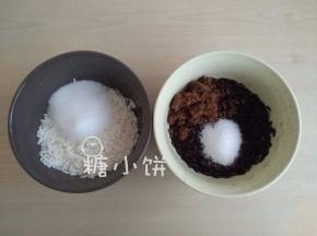 浸泡后滤去多余水分，糯米加白砂糖25G拌匀，血糯加红糖15G和白砂糖10G拌匀