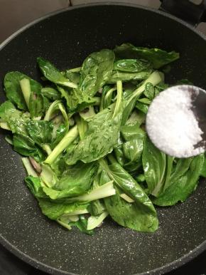 放入一勺盐翻炒均匀。