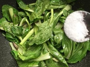 放入一勺盐翻炒均匀。