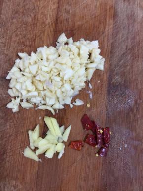 蒜瓣剁碎，生姜切成小丁，干辣椒切成段备用。