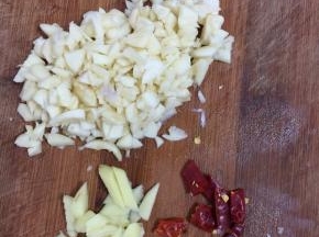 蒜瓣剁碎，生姜切成小丁，干辣椒切成段备用。