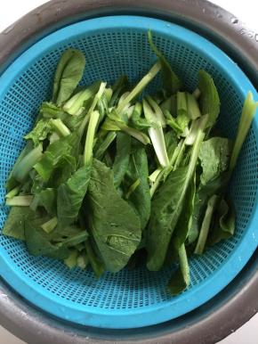 青菜清洗干净后在清水中浸泡10分钟捞出沥干水分备用。