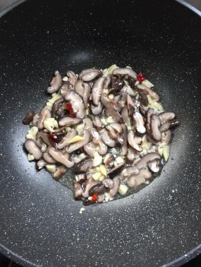 放入香菇翻炒片刻。