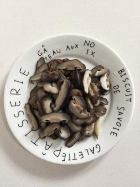新鲜的香菇焯水后切成薄片备用。