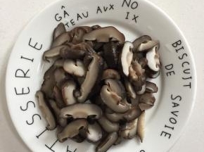 新鲜的香菇焯水后切成薄片备用。